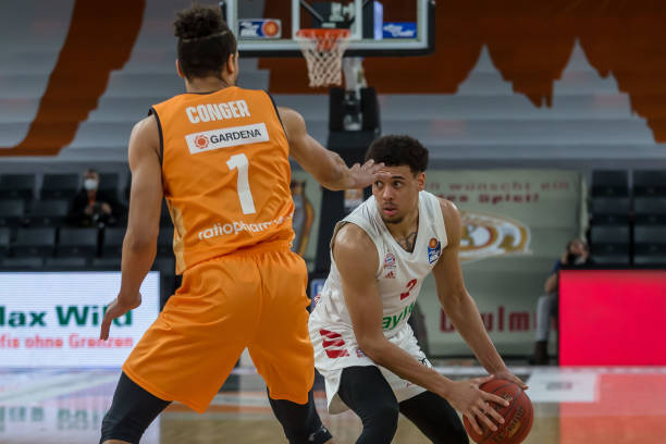 以其卓越的 以其卓越的